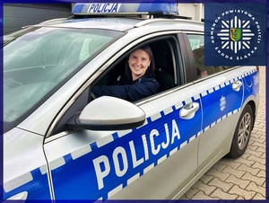 uśmiechnięta policjantka w radiowozie