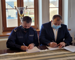 zdjęcie przedstawia Wójta gminy Miękinia i Komendanta Powiatowego Policji podpisujących porozumienie