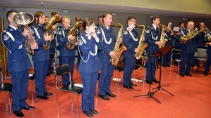 Grający na instrumentach członkowie orkiestry