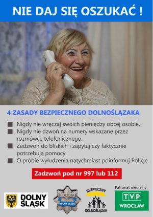 plakat z wizerunkiem starszej uśmiechniętej kobiety ze słuchawką telefonu przy uchu, powyżej napis: Nie daj się oszukać