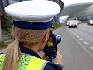 Policjantka dokonująca pomiaru prędkości na drodze