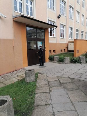 Policjant wchodzący do szkoły