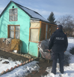 Policjant przed altanką na ogródkach działkowych