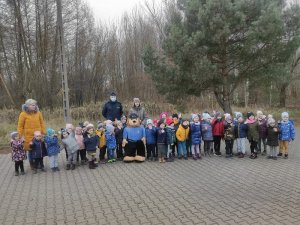 Policjant z przedszkolakami i komisarzem Lwem na zdjęciu grupowym