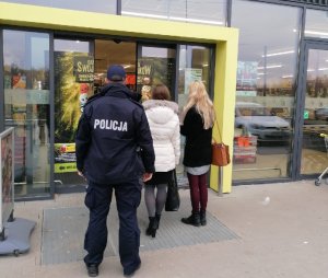 Policjant wraz z pracowniku sanepidu w trakcie kontroli jednego z lokalnych marketów