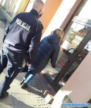 Policjanci nieustannie czuwają nad bezpieczeństwem mieszkańców Dolnego Śląska. Pamiętajmy, że zagrożenie zarażeniem Covid-19 nie minęło