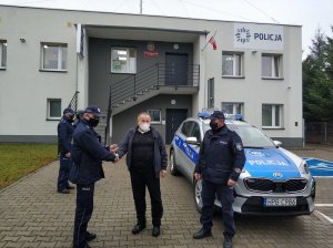 Policjanci i przedstawiciele Gminy Miękinia przy nowym radiowozie na tle Posterunku Policji w Miękini