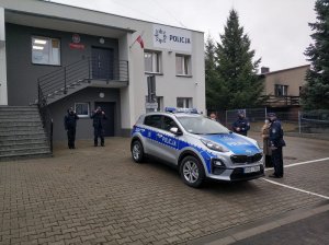 Policjanci i przedstawiciele Gminy Miękinia przy nowym radiowozie na tle Posterunku Policji w Miękini