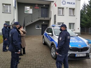 Policjanci i przedstawiciele Gminy Miękinia przy nowym radiowozie na tle Posterunku Policji w Miękini