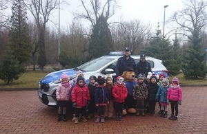 Policjanci wraz z dziećmi w Zespole Szkolno-Przedszkolnym w Miękini