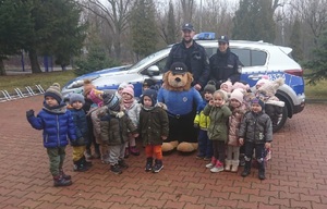 Policjanci wraz z dziećmi w Zespole Szkolno-Przedszkolnym w Miękini