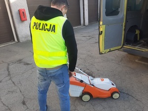 Policjant z odzyskaną kosiarką