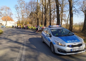 Średzcy policjanci wspólnie z uczniami z terenu gminu Udanin przywitali pierwszy dzień wiosny