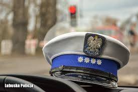 czapka policjanta ruchu drogowego na desce rozdzielczej w samochodzie