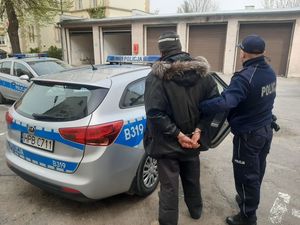 Policjant z zatrzymanym