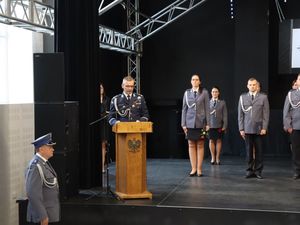 Komendant Wojewódzki Policji przemawia z za mównicy