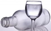 Butelka po alkoholu oraz kieliszek
