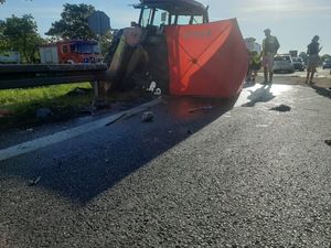 Uszkodzony w wyniku wypadku ciągnik