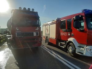 Uszkodzona w wyniku wypadku ciężarówka