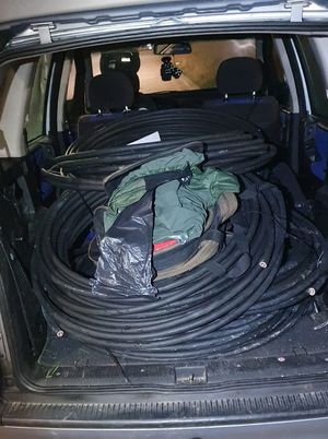 Przewodu elektryczne w bagażniku samochodu