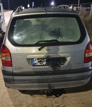 Samochód w zasłoniętym numerem rejestracyjnym