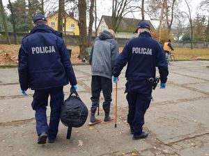 Policjanci wraz z bezradnym mężczyzną