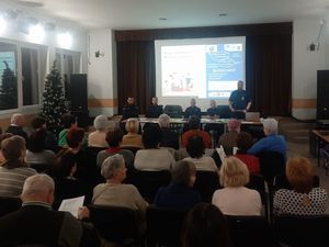 Uczestnicy debaty w sali