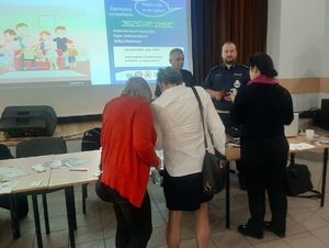 Uczestnicy debaty w rozmowie z kierownikiem ruchu drogowego