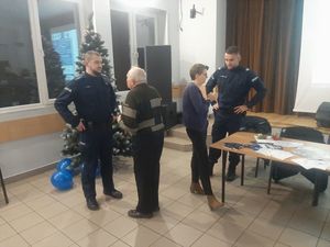 Uczestnicy debaty w rozmowie z dzielnicowymi z Miękini