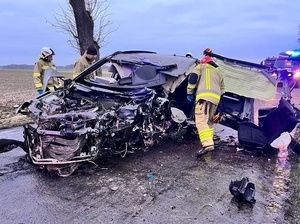 USZKODZONY SAMOCHÓD PO ZDARZENIU DROGOWYM