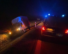 NIETRZEŹWY KIEROWCA WJECHAŁ DO ROWU