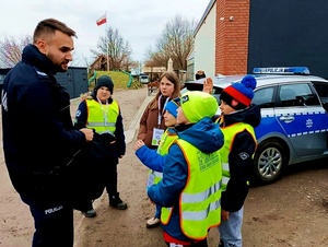 policjant wraz z dziećmi