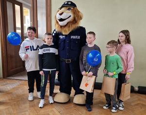 DOLNOŚLĄSCY POLICJANCI WRAZ Z INNYMI SŁUŻBAMI PRZEPROWADZILI KOLEJNE DZIAŁANIA ZWIĄZANE Z BEZPIECZEŃSTWEM PODCZAS FERII