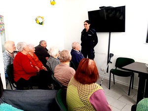 POLICJANTKI Z KOMENDY POWIATOWEJ POLICJI W ŚRODZIE ŚLĄSKIEJ ROZMAWIAŁY Z SENIORAMI O BEZPIECZEŃSTWIE