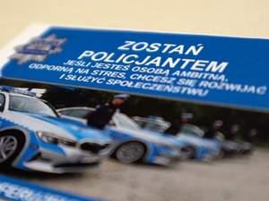 ŚREDZCY POLICJANCI Z WIZYTĄ U MATURZYSTÓW PROMOWALI ZAWÓD POLICJANTA