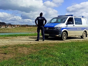 ŚREDZCY POLICJANCI APELUJĄ - ZACHOWAJ OSTROŻNOŚĆ PODCZAS WYPOCZYNKU NAD WODĄ !