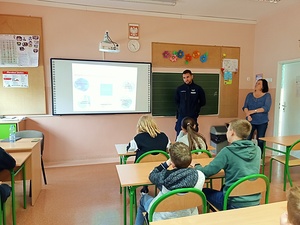 POLICJANCI ŚREDZKIEJ KOMENDY SPOTKALI SIĘ Z UCZNIAMI SZKOŁY PODSTAWOWEJ NR 3 IM. WŁADYSŁAWA BRONIEWSKIEGO W ŚRODZIE ŚLĄSKIEJ PRZY UL. GÓRNEJ