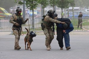 SOFEAST 2023 – ĆWICZENIA POLICYJNYCH KONTRTERRORYSTÓW Z WYKORZYSTANIEM ŚMIGŁOWCÓW W TERENIE ZURBANIZOWANYM