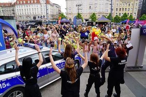 „KIEDY ŚMIEJE SIĘ DZIECKO, ŚMIEJE SIĘ CAŁY ŚWIAT” (J.KORCZAK) I WŁAŚNIE DLA TYCH ZADOWOLONYCH TWARZY MALUCHÓW, DOLNOŚLĄSCY POLICJANCI PRZYGOTOWALI WIELE ATRAKCJI Z OKAZJI DNIA DZIECKA