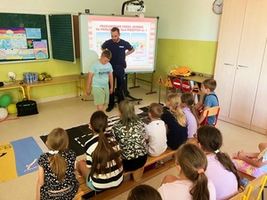 SPOTKANIE POLICJANTÓW Z DZIEĆMI KORZYSTAJĄCYMI Z PÓŁKOLONII NA TERENIE GMINY MALCZYCE