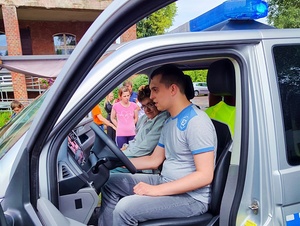 ŚREDZCY POLICJANCI Z WIZYTĄ W PLACÓWCE CTR STOWARZYSZENIA „OSTOJA” W ŚRODZIE ŚLĄSKIEJ