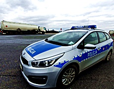 ŚREDZCY POLICJANCI ODNALEŹLI ZAGINIONEGO MĘŻCZYZNĘ, KTÓRY W STANIE NIETRZEŹWOŚCI JECHAŁ „KRAJÓWKĄ”