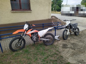 NASTOLATKOWIE BEZ UPRAWNIEŃ, MOTOCYKLAMI NIEDOPUSZCZONYMI DO RUCHU – BEZ TABLIC REJESTRACYJNYCH I OBOWIĄZKOWEGO UBEZPIECZENIA OC