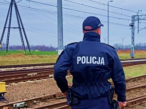 ŚREDZCY POLICJANCI PRZYPOMINAJĄ O ZASADACH BEZPIECZEŃSTWA NA PRZEJAZDACH KOLEJOWYCH