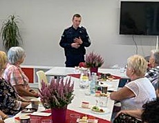 DZIELNICOWY Z POSTERUNKU POLICJI W MIĘKINI SPOTKAŁ SIĘ Z SENIORAMI, BY POROZMAWIAĆ O BEZPIECZEŃSTWIE
