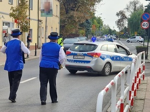 radiowóz eskortuje pochód seniorów