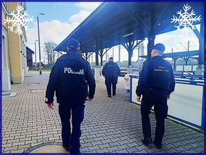 Świąteczno-noworoczne podróże koleją? Średzcy Policjanci przypominają o zasadach bezpieczeństwa na przejazdach kolejowych