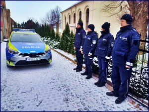 Policjanci Posterunku Policji w Miękini podczas uroczystego przekazania oznakowanego radiowozu marki KIA CEED