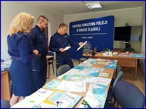 Policjanci rozstrzygnęli konkurs plastyczny Komendy Powiatowej Policji w Środzie Śląskiej pn.: "Bezpieczeństwo to SKARB - Bezpieczne ferie"