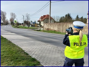 policjantka Wydziału Ruchu Drogowego podczas działań